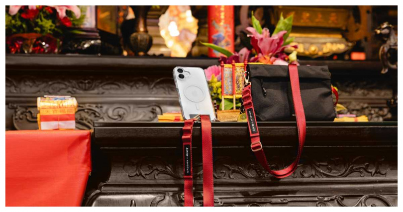 鎮瀾宮聯名手機掛繩採用細緻五金配件與霧面電鍍工藝，搭配萬用掛扣設計。（圖／MAGEASY ）