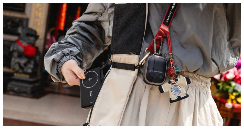 遶境直播、查詢路線時，手機電量往往消耗迅速，輕薄磁吸式行動電源隨時補充電力。（圖／MAGEASY ）