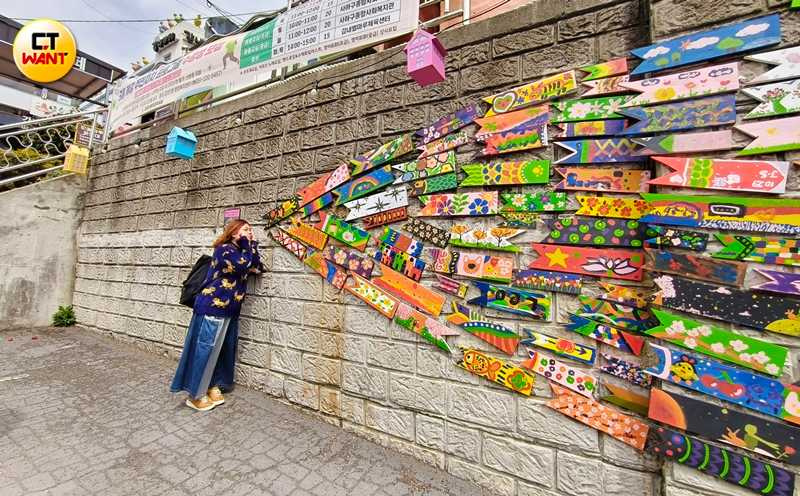 「穿越巷弄的魚」是由多條彩繪小魚所組成的裝置藝術。（圖／魏妤靜攝）