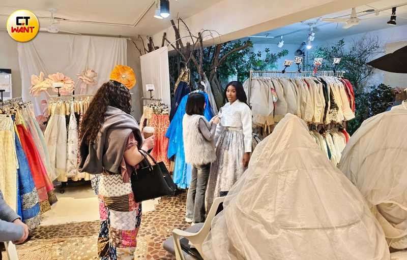 在「哲秀與英熙」韓服租借店中也能看到西方面孔觀光客前往體驗。（圖／魏妤靜攝）