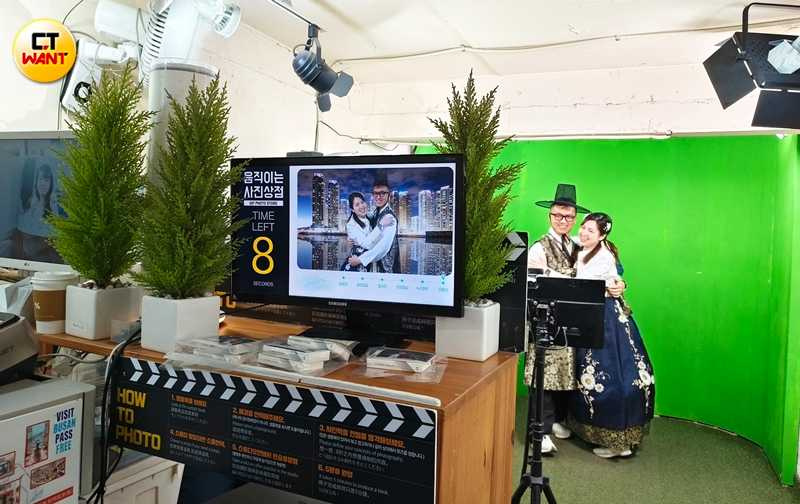 有些遊客會直接換穿韓服去拍「翻翻書」，還時常能看到前面幾組因為太慌張而失敗時，其他人幫忙加油打氣的模樣。（圖／魏妤靜攝）