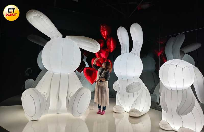 「MOON」區的月兔模樣可愛，最大的一隻耳朵還會擺動。（圖／魏妤靜攝）