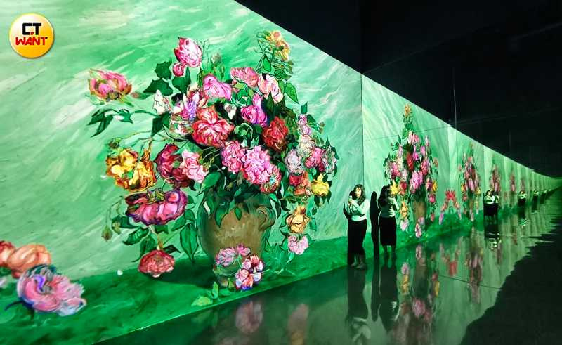 在「FLOWER ROSE」區域中又有一塊「ROSES-VINCENT VAN GOGH」是以梵谷的玫瑰作品發想，演繹花朵由盛至凋的一生。（圖／魏妤靜攝）