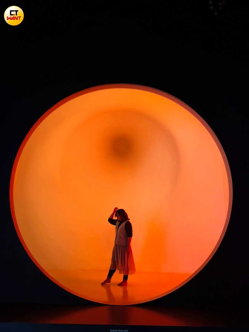 將太陽金色圓盤具象化的「SUN」讓人感覺自己像被光芒包圍一般，是備受旅客喜愛的區域。（圖／魏妤靜攝）