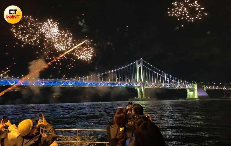 當遊艇開到廣安大橋前時，Yacht Holic的服務人員會開始在船上施放煙火。（圖／魏妤靜攝）