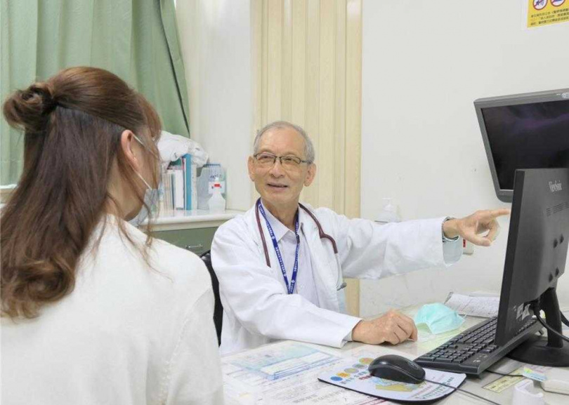 美國知名影星失智釀憾事,北港媽祖醫院神經內科醫師柯德鑫(右)表示透過6大健康生活習慣,可有效降低失智症風險。(圖/中國時報張朝欣攝)