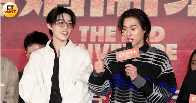 Billkin（右）、PP Krit 品嚐台灣美食，Billkin來台直呼想要餐餐喝珍奶。（圖／侯世駿攝）