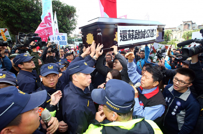 2018年大阪辦事處長蘇啟誠在宿舍上吊自盡震撼各界,不少國民黨籍政治人物帶頭要衝進外交部,痛批執政黨利用網軍輿論「公審」,讓蘇啟誠受不了壓力枉死。(圖/報系資料庫)