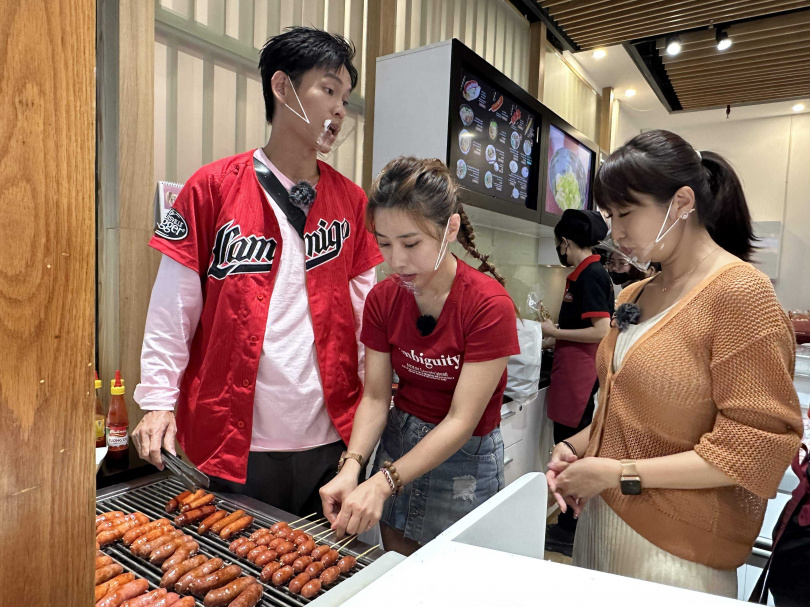左起黃鐙輝與陳怡婷一起煎香腸。（圖／公視台語台提供）