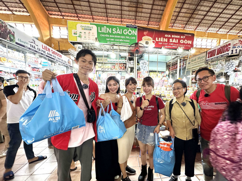 左起黃鐙輝、張文綺、Elly、陳怡婷、台語老師與詹姆士一同到市場大採購。（圖／公視台語台提供）