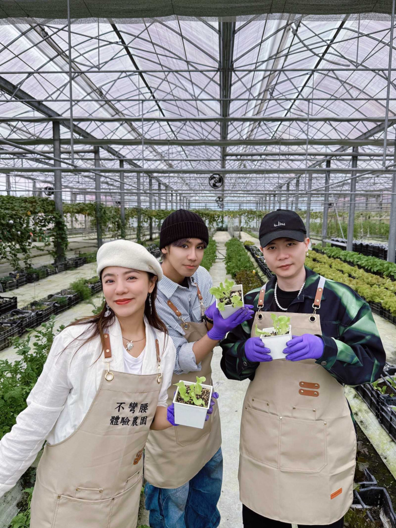 丁噹、鼓鼓呂思緯、蕭秉治挑戰種菜。（圖／相信音樂提供）