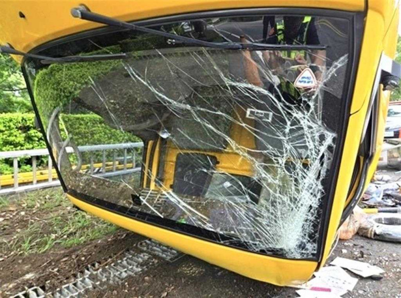 肇事工程車上之工具、用品四落，車輛前擋風玻璃也在猛烈撞擊下碎裂，但吳姓駕駛卻奇蹟似並未受傷，幸運躲過一劫。（圖／警方提供）