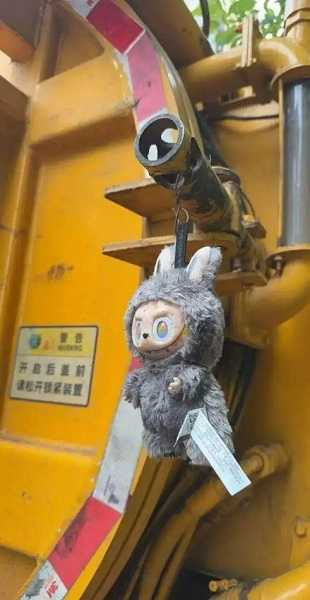 女子想買下LABUBU，卻被人搶先一步。（圖／翻攝自正在新聞）