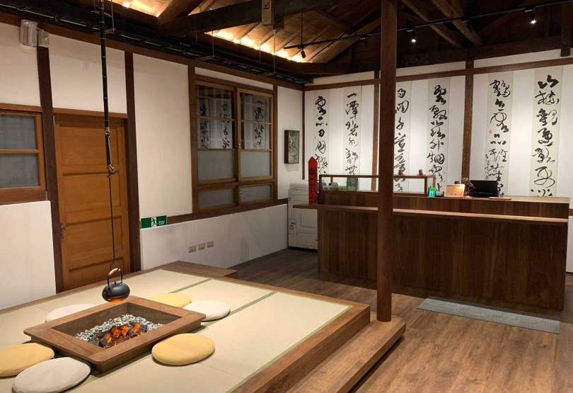 寶桑町屋的迎賓區域有日式榻榻米與景觀火爐,在辦理入住、退房時也能得到短暫的休憩。(圖/雲品國際提供)