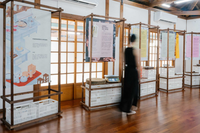 嘉義詩人洪崇德深入嘉義東市場,聆聽各攤商的故事並展開現地創作。(圖/平凡製作提供)