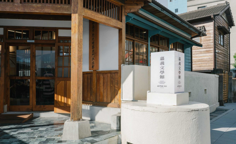 嘉義市政府文化局邀請「早起設計事務所matinal design office™」操刀「嘉義文學館:東門町1923」全新識別系統。(圖/平凡製作提供)