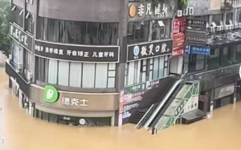 洪水日前湧入貴州省榕江縣常馳廣場，導致多家店鋪被淹。（圖／翻攝自微博）