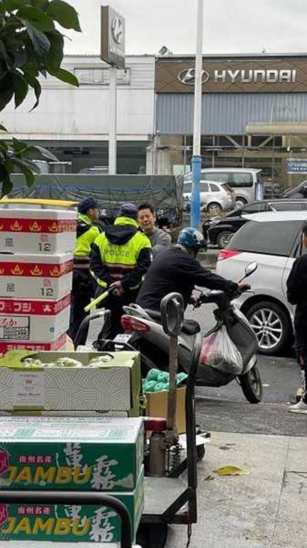 徐乃麟今年年初曾被爆違停遭開單，表情嚴肅和警察說明經過。（圖／翻攝自爆料公社）