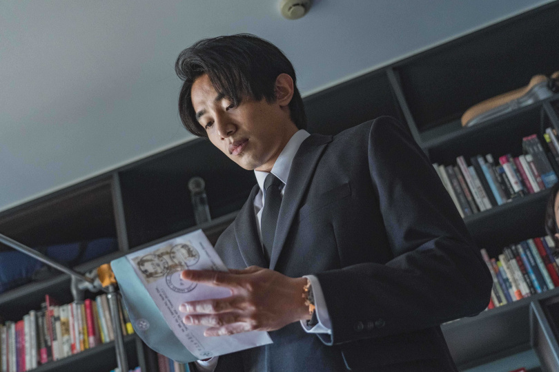 初孟軒在《詭鄉》演返鄉青年，回鄉遇詭事追查難解謎團。(圖／一群獨角鯨娛樂提供)