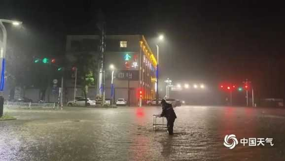 不少地方傳出淹水災情。（圖／翻攝自微博）