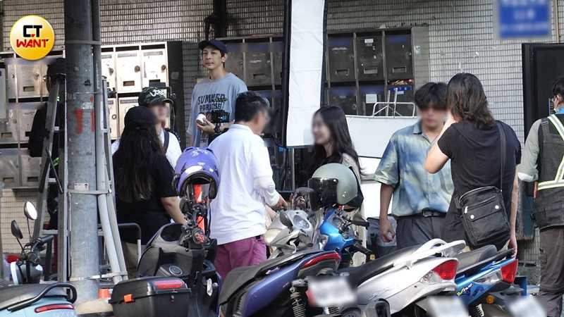 謝以樂爸爸也在片場陪著兒子拍戲。（圖／本刊攝影組）