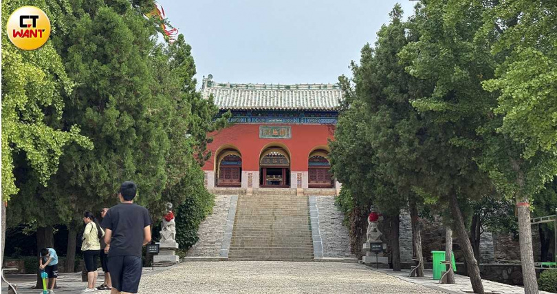 顯應宮是長島的信仰中心，漁民在出海前總要先登島焚香，祈求海上平安。近年來，也有台灣的媽祖信徒組團到顯應宮進香、朝聖。（圖╱王若攝）