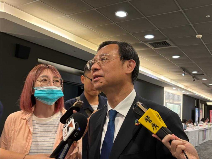 衛福部長石崇良今日出席「IRPMA 2025誠信論壇」,會前接受媒體聯訪。(圖/中國時報李念庭攝)