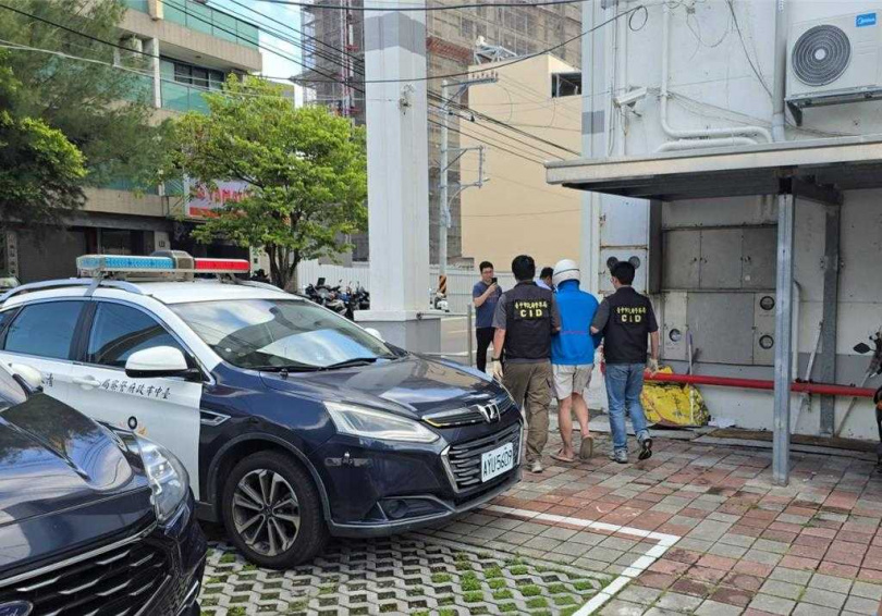 吳男犯案後潛逃，在今日上午11時許由律師陪同投案。（圖／翻攝畫面）