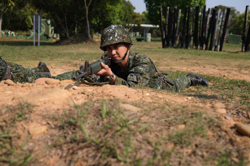 曾子余因家庭因素服12天補充兵役，在師父黃鐙輝鼓勵下來到成功嶺挑戰自己。（圖／台視提供）