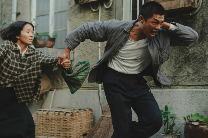 方郁婷(左)飾演從嘉義北上的小女孩,在動盪不安的大時代下依舊堅韌不放棄尋找哥哥,遇上柯煒林(右)飾演的退休阿兵哥幫助。(圖/華文創提供)