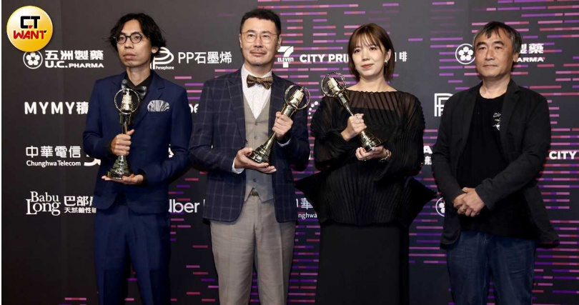 戲劇類節目美術設計獎由,星空下的黑潮島嶼賴勇坤、何景意、尤稚儀、發哥【陳新發】摘下。(圖/本刊攝影組)