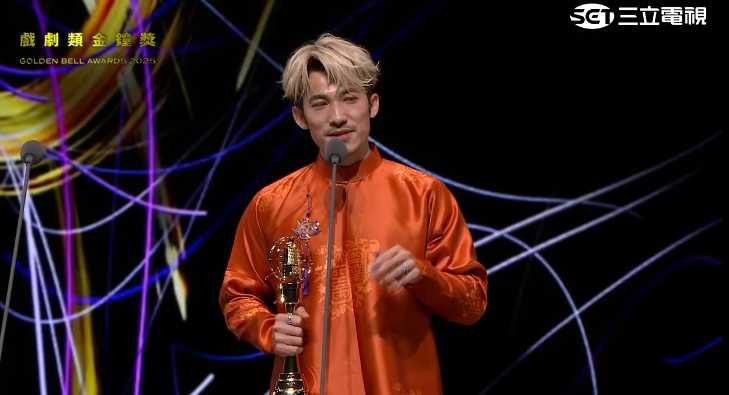 化外之醫連炳發摘下戲劇節目男主角獎 。(圖/翻攝自YT,金鐘獎 Golden Bell Awards)