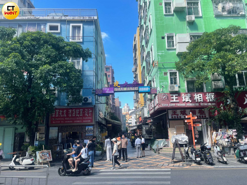 深圳鵬城與香港九龍的雙城故事，從明朝清朝到現代，由香港畫商黃江開啟，進而發展為全球最大油畫出口地的大芬油畫村，就是其一。（圖／何曼卿攝）