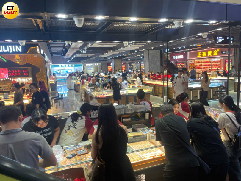 不只大陸大媽，就連香港大媽也跟著周大福，到深圳水貝珠寶市場買黃金，台南珠寶業者造訪後直言，「水貝技術已超越！」（圖／何曼卿攝）