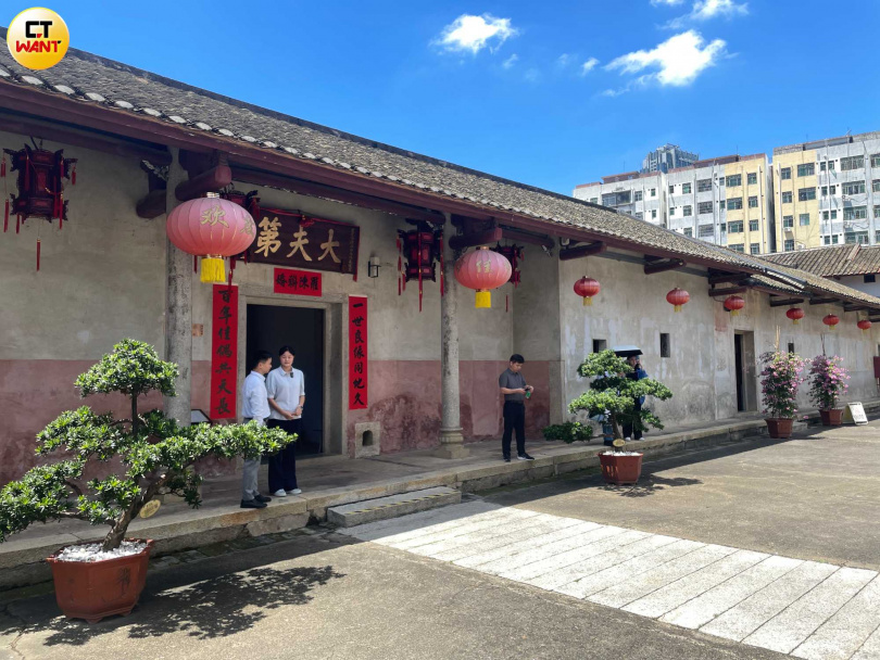 珠江三角洲一帶有不少客家圍屋建築群，共300多處，位在龍岡區羅氏家族宅第「鶴湖新居」規模最大，鼎盛時曾居住1700人。（圖／何曼卿攝）