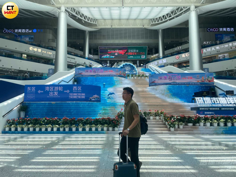 深圳通往香港的八個口岸中，蛇口是唯一水路口岸，不少台商喜歡從蛇口搭船行李直掛香港機場的返鄉路徑，未來還可搭空中的士eVOLT。（圖／何曼卿攝）