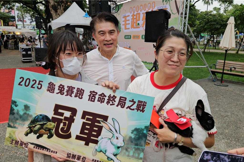屏東縣議員李世斌(中)舉辦龜兔賽跑,結果2歲多的荷蘭侏儒兔「皮皮」在18隻烏龜、12隻兔子當中脫穎而出獲得冠軍。(圖/報系資料照)