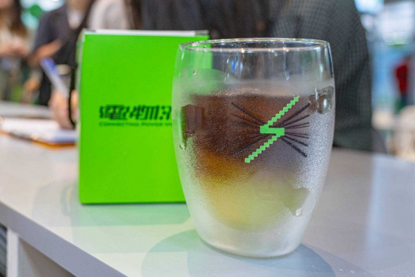 只要於台電展場完成「綠電宇宙」互動體驗，就有機會品嘗以甘蔗與美式咖啡採30／70比例調和，象徵「RE30」的概念飲品，營造視覺、味覺並進的沉浸體驗。（圖片提供／台電）