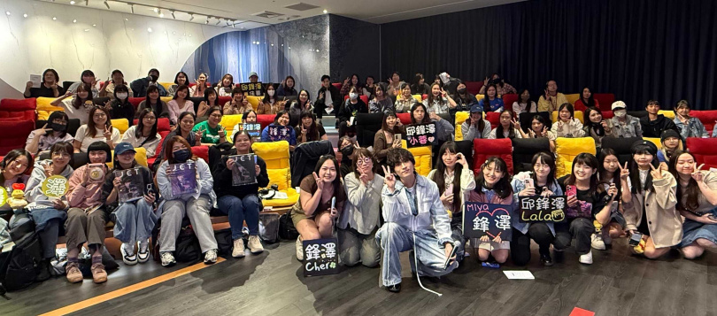 邱鋒澤舉辦試聽會，與歌迷相見歡。（圖／原音兄弟提供）