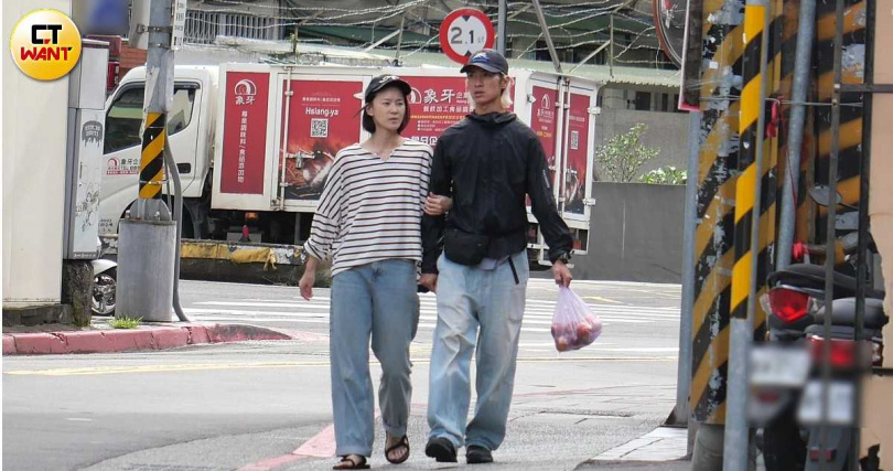 返家途中鍾瑶買了水果，Kair負責提著東西，鍾瑶很自然勾著他。（圖／本刊攝影組）