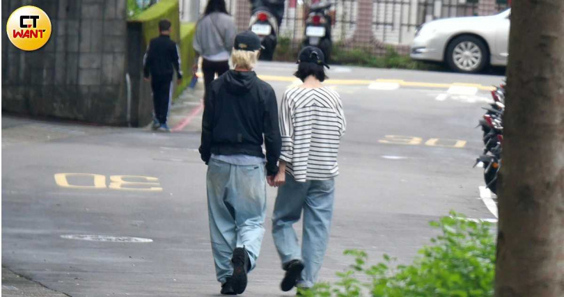 鍾瑶主動伸手牽起Kair，甜蜜戀情甜曝光。（圖／本刊攝影組）