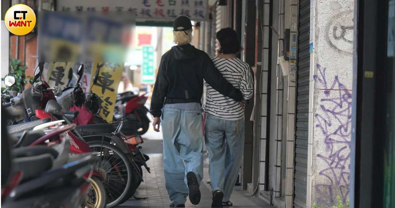兩人散步回家，Kair 親密地伸手摟著鍾瑶的腰，關係顯然已非常穩定。（圖／本刊攝影組）