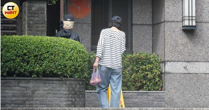 兩人一起散步回家。（圖／本刊攝影組）
