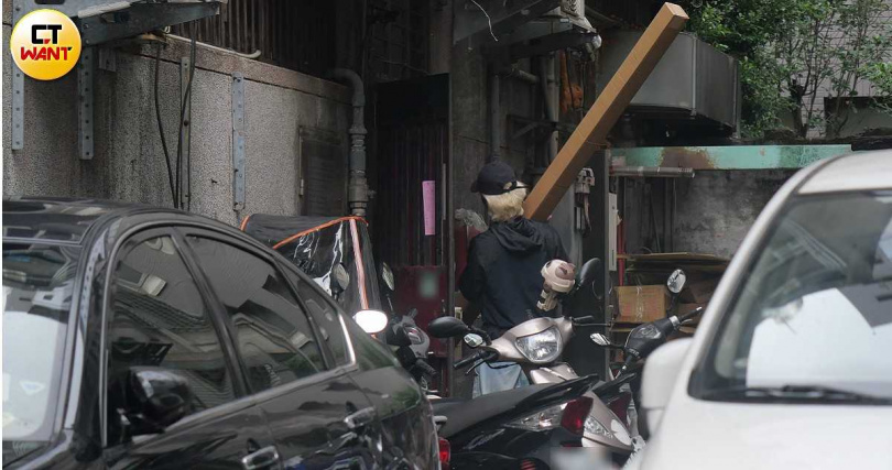 鍾瑶開車載Kair出門來到台北市一處公寓，看起來是攝影棚工作室。（圖／本刊攝影組）