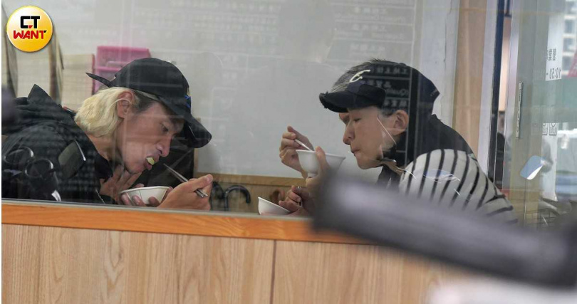 鍾瑶與Kair在蔬食自助餐廳內用餐，兩人面對面而坐。（圖／本刊攝影組）