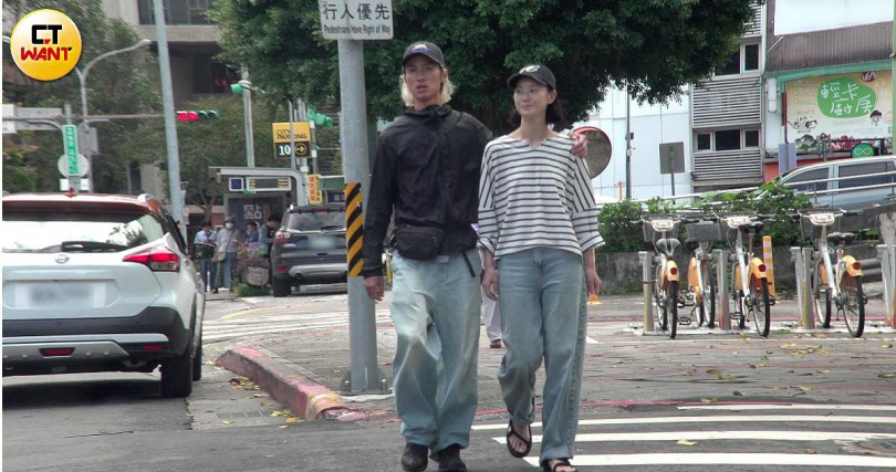 停好車後Kair摟著鍾瑶的肩膀走向蔬食餐廳，鍾瑶嘴角還露出甜笑。（圖／本刊攝影組）