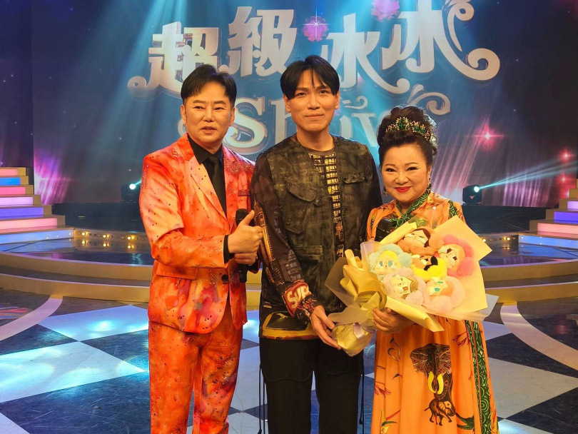 胡瓜不滿白冰冰（右）主持的《超級冰冰Show》擠下他週六黃金時段。（圖／翻攝臉書／超級冰冰Show）