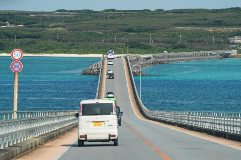 旅客可沿著伊良部大橋欣賞海天一線,感受宮古島冬季寧靜舒適的海景。(圖片提供/星宇航空)