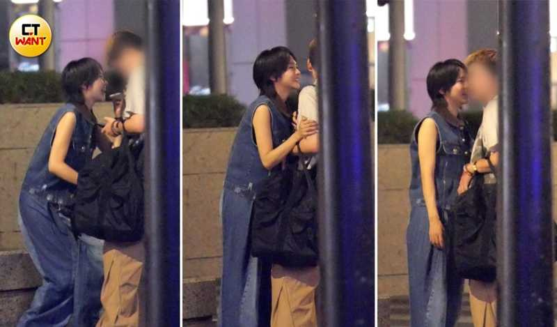 林廷憶在回語音訊息時手還扶著經紀人的手臂、臉也靠得很近。(圖/本刊攝影組)