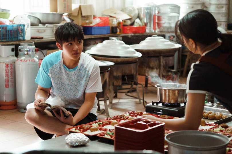 田翔元（左）在《恨女的逆襲》中首次演戲就相當自然。（圖／華映娛樂）